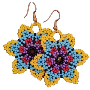 Boucles d'oreilles élégantes brodées, accessoire à la mode - Product Image 1