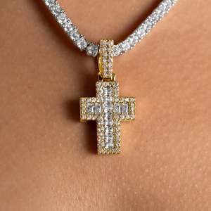 Collier Pendentif Croix en Moissanite Plaqué Or 18K de Luxe, Taille Baguette, Sertissage Canal, Chaîne Corde, Bijoux Chrétiens Unisexe - Product Image 1