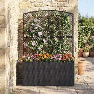 Fioriera da Esterno in Rattan PE Nero da 58 Pollici con Piedini Regolabili, Letto Rialzato per Giardino con Traliccio per Torba - Product Image 1