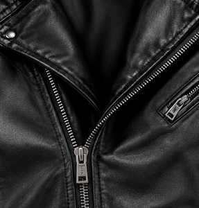 Chaqueta de Cuero Negra con Capucha para Hombre, Corte Ajustado, Estilo Motero, con Cierre - Product Image 3