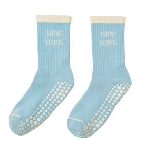 Logotipo personalizado Jacquard bordado Pilates Yoga calcetines longitud de la tripulación antideslizante calcetines Grippy fabricante de Vietnam certificado por el - Product Image 1