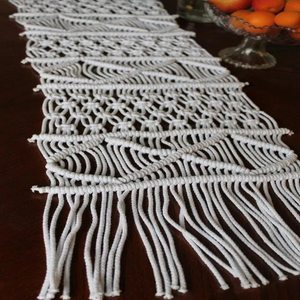Chemin de table en macramé blanc en coton fait main, taille personnalisée, avec pompons, style bohème, pour mariage, 14x78 pouces - Product Image 1