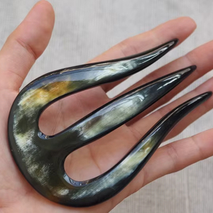 Horquilla para el Cabello Clásica Hecha a Mano con Cuerno de Búfalo Natural, Ecológica, Unisex, de la India - Product Image 1