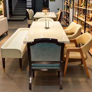 Ensemble de salle à manger rectangulaire moderne de luxe en marbre crème, table sur piétement en bois sculptural, chaises d'appoint rembourrées, banc courbé - Product Image 3