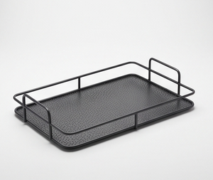 Bandeja de Servir Rectangular de Metal Industrial Moderna, Plato Negro Mate con Barandilla de Seguridad y Asas, Centro de Mesa para Café - Product Image 1