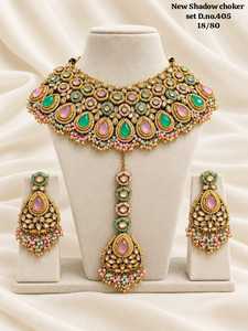 Parure de bijoux de mariage plaqué or en alliage, comprenant un collier ras-du-cou ethnique et des boucles d'oreilles Maang Tikka, sertis de perles goutte d'eau à monture closée - Product Image 3