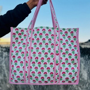 Bolso tote acolchado extragrande para fin de semana - Bolso de algodón con estampado de bloques para pasar la noche, compras, viajes, hecho a mano para mujer - Product Image 2