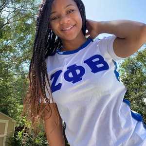 เสื้อยืดสีขาวพรีเมียม Zeta Phi Beta ปักลายตัวอักษรกรีกสีน้ำเงิน เสื้อยืดผู้หญิง ผ้าเนื้อนุ่ม สวมใส่สบาย ทันสมัย - Product Image 1