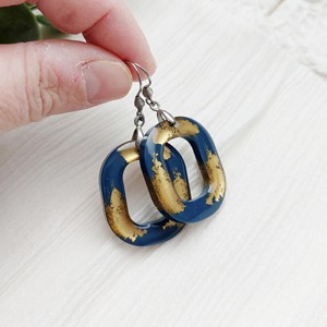 Boucles d'oreilles en résine faites à la main, forme ovale, bleu et or, bijoux tendance - Product Image 4