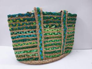 Bolsos de hombro de yute trenzado vibrante con forro de algodón y tres bolsillos que ofrecen comodidad, con cierres de cremallera. - Product Image 5