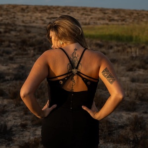 Top Estilo Boho con Detalle de Flor de Latón, Diseño Hecho a Mano para Festivales, Yoga y Uso Diario, Suave y Cómodo - Product Image 3