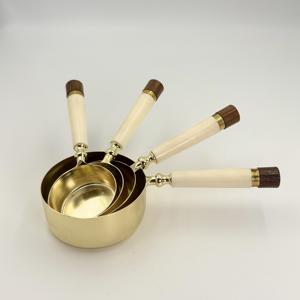 Nouvel arrivage : Ensemble de 4 tasses à mesurer en acier inoxydable avec poignée en résine blanche et finition dorée, idéal pour la maison, l'hôtel, le restaurant et les cadeaux - Product Image 1