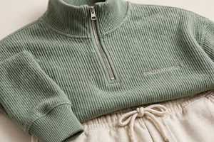 เสื้อฮู้ดผู้ชายแบบสวมใส่สบาย ผ้าถักเนื้อหนา มีซิปครึ่งตัว สีเขียวล้วน ทรงปกติ สำหรับฤดูหนาว รับผลิตแบบ OEM - Product Image 4