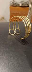 กำไลข้อมือทองเหลืองทำมือ Regal Radiance ปรับขนาดได้ เพื่อความหรูหราเหนือกาลเวลาและความสง่างามทันสมัย - Product Image 4