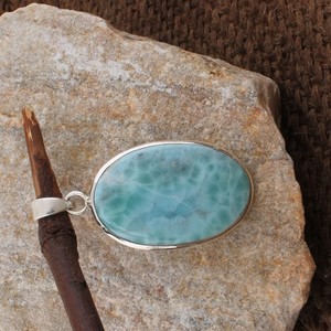 Vente en gros SHREE JAIPUR SILVER SJSM-3050 Breloques bleues vintage artisanales en argent plaqué, serties clos, avec pierre précieuse Larimar naturelle ovale - Product Image 2