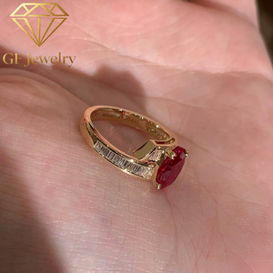 Bague en or rose 18 carats style victorien avec rubis sang de pigeon, double rail et pierres latérales en diamant coniques, bijoux fins d'époque - Product Image 4