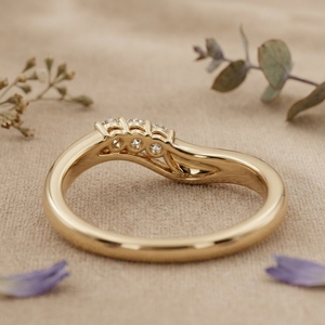 Bague de fiançailles solitaire minimaliste Art Déco à trois pierres en moissanite de laboratoire taille brillant sertie à griffes, plaqué or 14K, de qualité supérieure - Product Image 4
