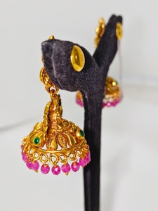 Boucles d'oreilles pendantes en or massif 22 carats, antiques, faites à la main avec des émeraudes vertes et des perles naturelles, bijoux de mariage classiques - Product Image 2