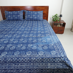 Sábana de algodón con patrón espiral índigo y fundas de almohada a juego, tamaño Queen, 90 x 108 pulgadas, estampada a mano con técnica Dabu india. - Product Image 2