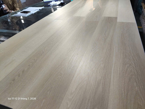 Revêtement de sol en vinyle de luxe SPC moderne, système de verrouillage double Valinge 2G, rainuré, brossé, résistant à l'eau, design pour salon - Product Image 2