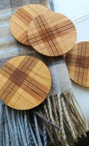 Juego de 4 Posavasos de Madera Estilo Rústico Ecológico para Almacén, con Soporte y Caja, Diseño Redondo de 10 mm de Grosor - Product Image 3