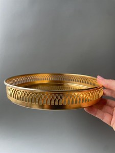Bandeja Redonda de Latón de Lujo con Grabado Floral Intrincado y Borde Calado, Plato Decorativo de Metal Dorado para una Mesa Elegante - Product Image 3