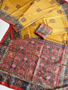 Sari de seda dorada con motivos florales y borde rojo para uso en bodas - Product Image 3