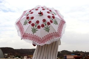 Sombrilla india hecha a mano: Sombrilla de algodón para bodas, decoración para fiestas (26 pulgadas) - Product Image 3