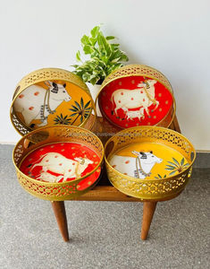 ถาดเสิร์ฟโลหะทรงกลมลายดอกบัวสีชมพูและใบไม้สีเขียว พร้อมขอบลายฉลุสีเงิน - Product Image 3