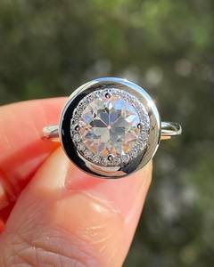 Bague solitaire en moissanite ronde 3 carats, sertie clos en argent 925, avec halo, cadeau idéal pour anniversaire ou pour des amis – Nouveauté très prisée - Product Image 1