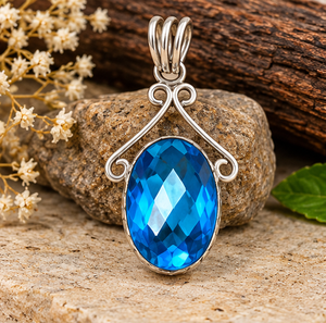Pendentif ovale en argent avec topaze bleue de luxe, pierre précieuse bleue intense et sertissage en argent incurvé décoratif pour femmes - Product Image 6