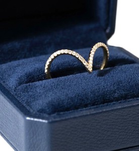 Bague de mariage ou de promesse en or massif 10K 14K 18K, minimaliste, en platine, en forme de V, avec chevron incurvé et diamant de laboratoire rond - Product Image 1