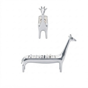 Soporte de Anillos de Lujo con Diseño de Jirafa Cromada, Organizador de Anillos Moderno de Metal con Forma de Animal, Ahorra Espacio, Decoración, Regalo para Ella - Product Image 1