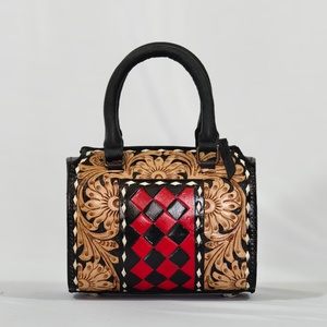 Bolsa de Viaje de Cuero Floral de Lujo Hecha a Mano con Diseño Duradero y Patrón de Tablero de Ajedrez - Product Image 1