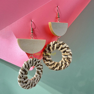 Pendientes Redondos de Ratán para Mujer, Marca Lunarhandicraft, Joyería de Moda Multicolor, Hechos en Vietnam, Accesorios - Product Image 1