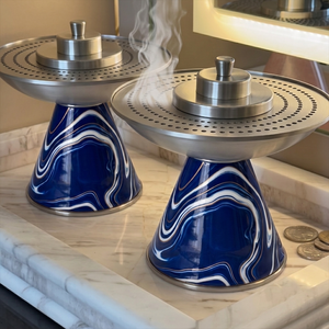 Quemador de incienso de lujo en negro mate y dorado con un diseño único con ranuras, agrega un toque de opulencia a la decoración de tu hogar. - Product Image 6