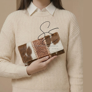 Cartera de Cuero Genuino Repujado Estilo Western Hecha a Mano con Pelo, Cartera Trifold con Grabado Floral, Cartera Vintage de Moda Vaquera - Product Image 3