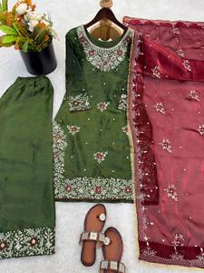 นำเสนอคอลเลคชั่นดีไซเนอร์ใหม่ ชุดเสื้อ-กระโปรงผ้าไหมปักลายหนักประดับเลื่อม พร้อมผ้าคลุมไหล่ ชุดเย็บสำเร็จพร้อมสวมใส่ - Product Image 5