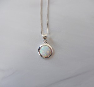 Collier en opale blanche, pendentif ovale en argent sterling, bijou pierre de naissance d'octobre, cadeau élégant pour elle - Product Image 1