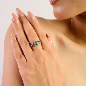 Hermoso Anillo Ovalado con Halo y Esmeralda Natural, Diseño Moderno con Engaste de Garras y Pavé, Bañado en Rodio, Plata 925, Regalo de Aniversario para Mujer - Product Image 2