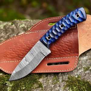 Cuchillo de caza de acero de Damasco hecho a mano con mango de madera de pakka, con funda, hoja fija, personalizable, OEM, táctico de supervivencia. - Product Image 1