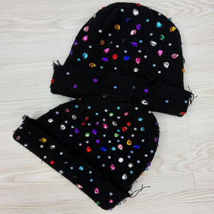 Gorro de Punto Negro con Pedrería de Shuja Sports, Gorro con Gemas Coloridas Tejidas a Mano, Estilo Punk, Decoración con Remaches de Patrón Geométrico para Fiestas - Product Image 1