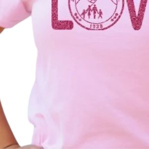 เสื้อยืดคอกลมแขนสั้นสีชมพูสำหรับผู้หญิง พร้อมตัวอักษรคำว่า LOVE ลายกุหลาบ และกราฟิกตราสัญลักษณ์วงกลม แฟชั่นลำลองทันสมัยสำหรับทุกวัน - Product Image 3