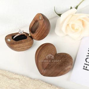 Boîte à bague en bois en forme de cœur faite à la main pour les fiançailles, les mariages, les propositions de mariage, le rangement de bijoux - Product Image 4