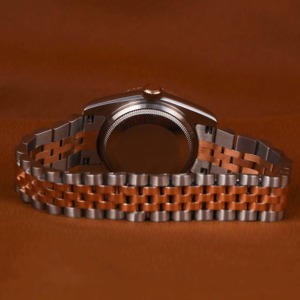 Montre de luxe personnalisée Vanguard VVS Moissanite en or rose, entièrement sertie de pierres, boîtier tonneau incurvé, avec indicateur Cyber Baguette et maillons - Product Image 2