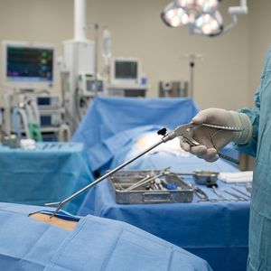Porte-aiguille laparoscopique, instrument chirurgical manuel certifié CE Classe II, pour utilisation en chirurgie d'arthroscopie - Product Image 2