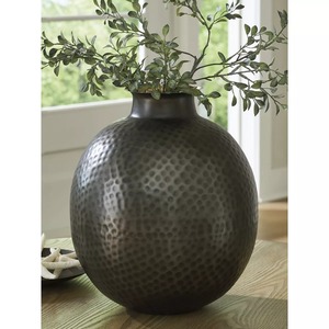 Jarrón Decorativo Minimalista de Metal con Asa, Acabado Negro Mate, 23.5 cm de Altura - Product Image 6