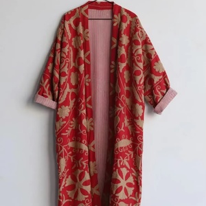 Robe kimono brodée rouge Suzani, broderie traditionnelle d'inspiration ouzbèke, vêtements de détente de luxe, style vintage, manteau - Product Image 1