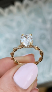 Bague de fiançailles en diamant de laboratoire ovale de 1,5 carat avec halo caché, bande pavée, or massif 14 carats, cadeau pour elle, bague de promesse - Product Image 3