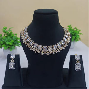 Ensemble de bijoux de luxe classique plaqué or avec strass blancs, collier et boucles d'oreilles pour mariées, mariages et fêtes - Product Image 1